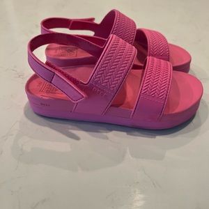 Girls 11/12 pink, reef sandals